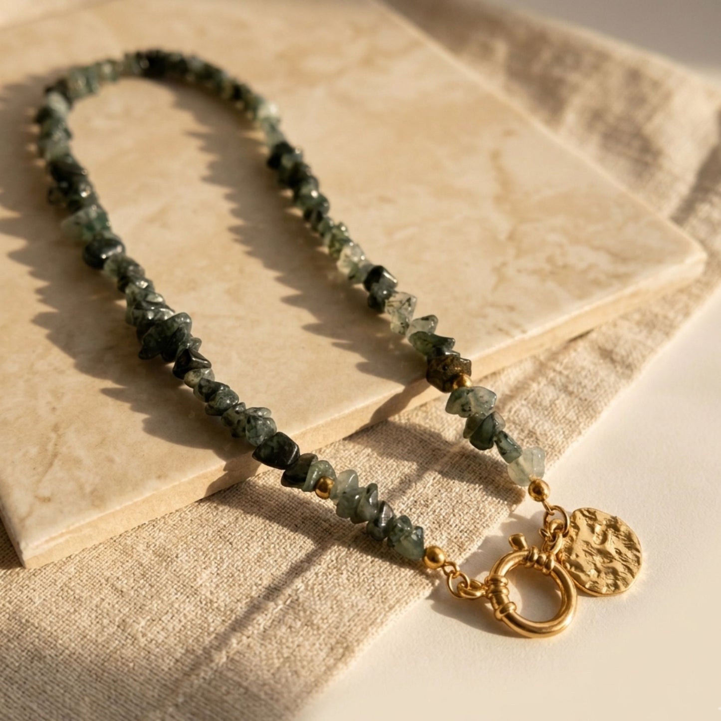 Collier Le Sillage en agate naturelle doré - Maison Soléah