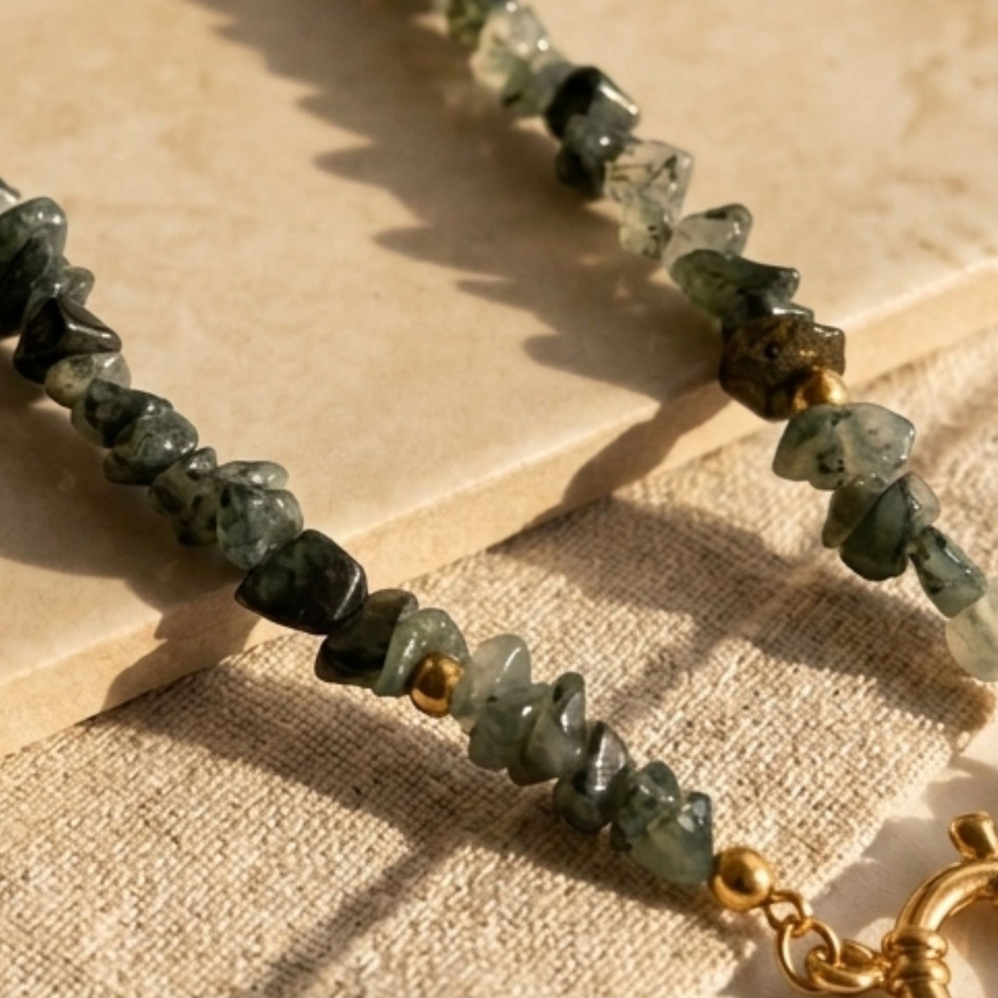 Détail du collier Le Sillage en agate naturelle et finitions dorées - Maison Soléah