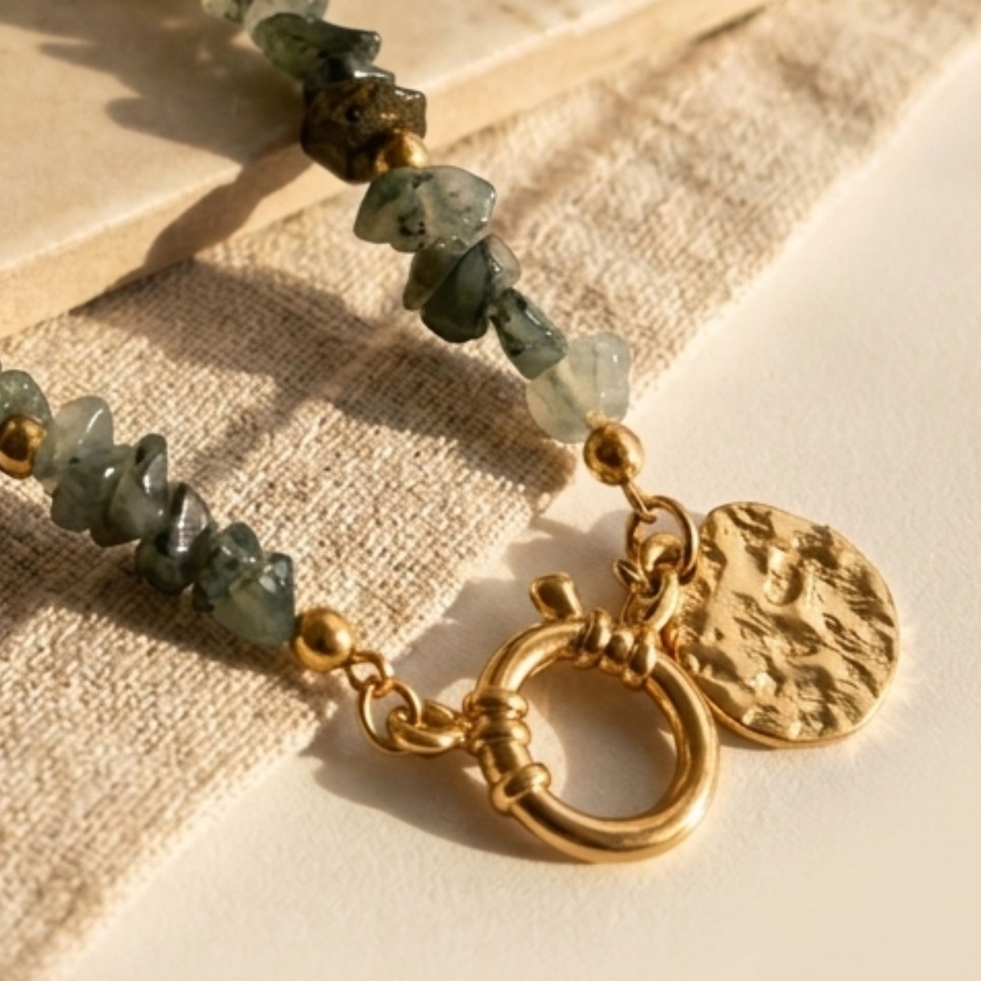 Femme portant le collier Le Sillage en agate naturelle - Maison Soléah
