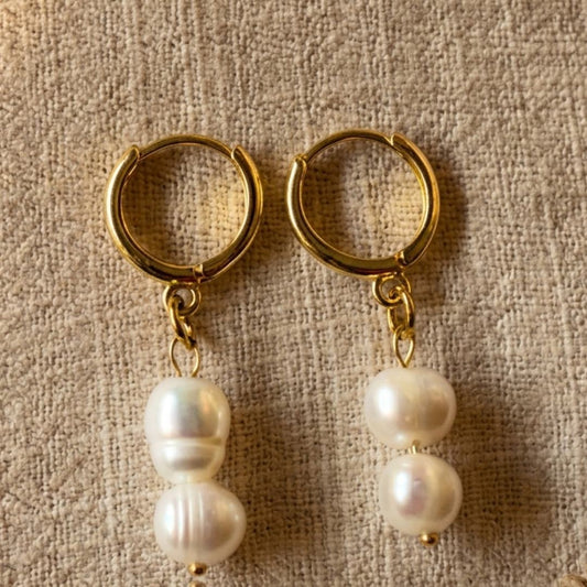 Boucles Double Nacre de Maison Soléah, boucles d'oreilles raffinées en nacre pour femme