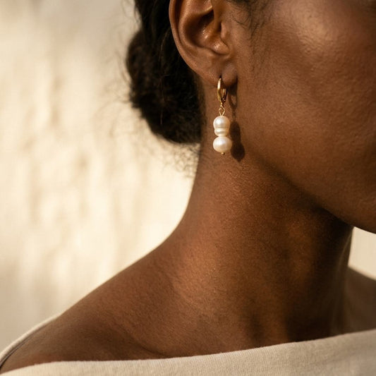 Femme portant les Boucles Double Nacre de Maison Soléah au style élégant et méditerranéen
